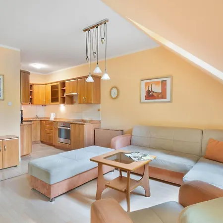 Two-level With Parking Near Downtown By Renters Lägenhet
