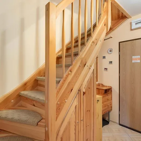 Two-level With Parking Near Downtown By Renters Lägenhet