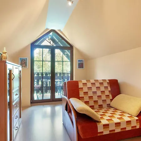 Two-level With Parking Near Downtown By Renters Lägenhet *