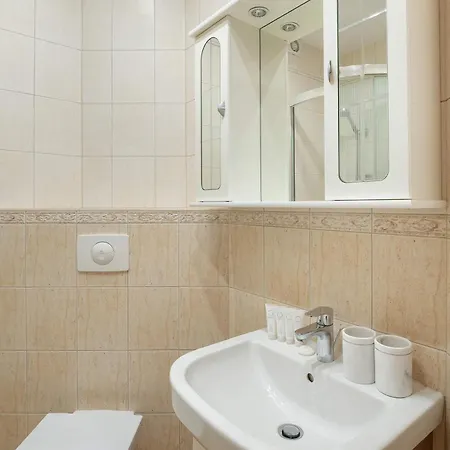 Two-level With Parking Near Downtown By Renters