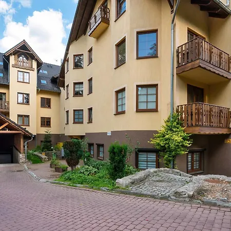 Two-level With Parking Near Downtown By Renters Lägenhet
